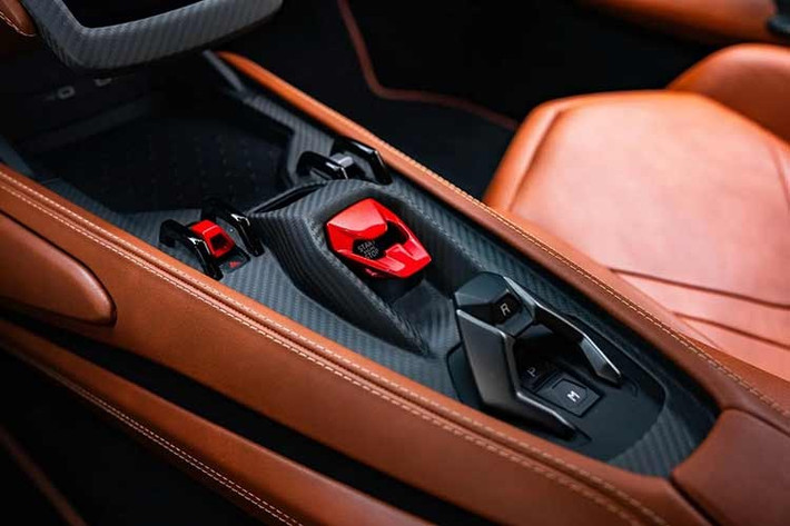 Xe có 3 màn hình chính trong khoang lái, bao gồm màn hình lái kỹ thuật số 12,3-inch, màn hình giải trí cảm ứng đặt dọc 8,4-inch, và màn hình 9,1-inch phía trước ghế hành khách hiển thị thông tin như trạng thái xe, tốc độ, vị trí số.