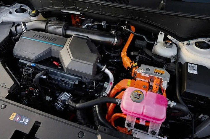 Khi hoạt động song song, tổng công suất toàn hệ thống đạt 235 mã lực, mô-men xoắn cực đại 367 Nm. Hệ truyền động đi cùng hộp số tự động 6 cấp và hệ dẫn động cầu trước (FWD). Mức tiêu hao nhiên liệu trung bình theo công bố là 19,6 km/lít.