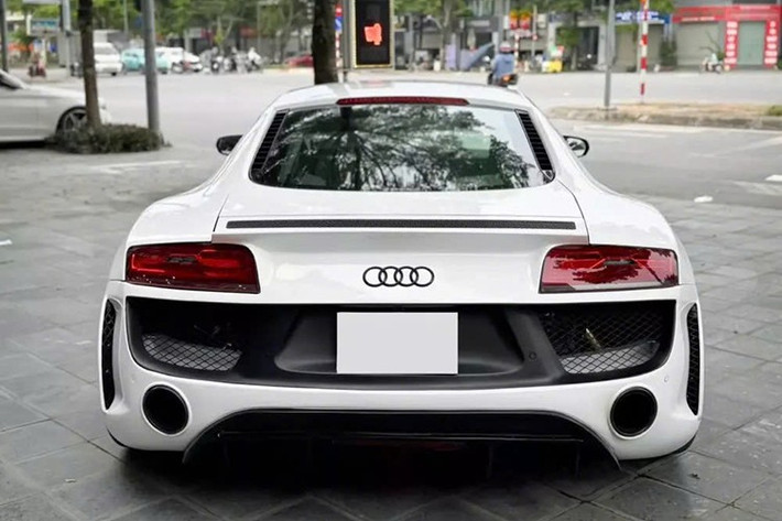 Chiếc siêu xe Audi R8 độ body kit Regula này đã được chủ nhân nâng cấp lên bộ LED của phiên bản 2018 rất cá tính và bắt mắt. Bên cạnh đó là đèn hậu LED của xe cũng được thay mới.