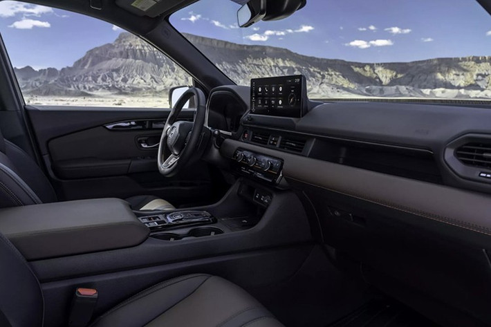 Bản TrailSport có thêm ghế sau có sưởi và tùy chọn nội thất da nâu chỉ cam. Bản Touring được bổ sung camera 360 độ, trong khi bản Elite sở hữu chi tiết ultra-suede với họa tiết kim cương, tăng độ sang trọng cho nội thất.