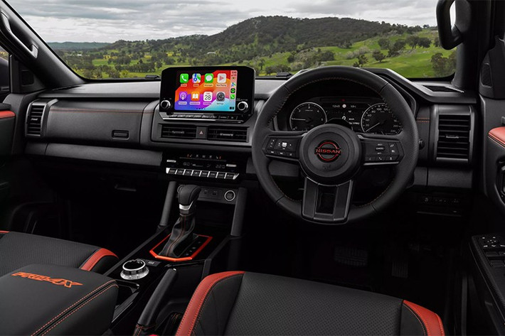 Bên trong, nội thất Navara sử dụng thiết kế tương tự Triton nhưng được tinh chỉnh về vật liệu và logo thương hiệu. Xe trang bị màn hình giải trí 9 inch, công nghệ hỗ trợ người lái mới, không gian hàng ghế sau rộng hơn. Phiên bản Pro-4X có thêm ghế da khâu chỉ đỏ và các chi tiết trang trí nổi bật.