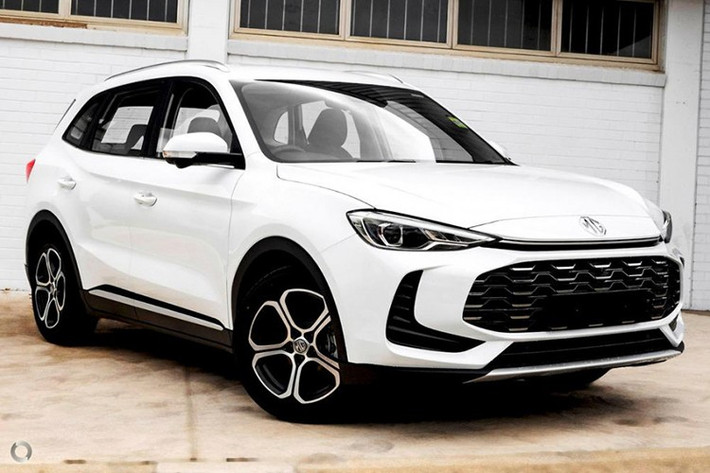 Ngoài ra, còn có các biến thể MG ZS Hybrid+ Excite và Essence được nâng cấp, đã nhận được bản cập nhật phần mềm để tăng công suất và hiệu suất trên 4.000 vòng/phút, mang lại khả năng tăng tốc mượt mà hơn và hành trình êm ái hơn.