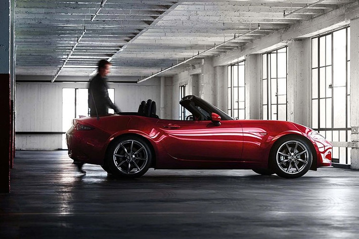 Việc Mazda MX-5 nhận được sự quan tâm lớn không phải là điều ngẫu nhiên. Trước đây, THACO AUTO đã từng phân phối chính hãng mẫu xe này thuộc thế hệ thứ 3. Tuy nhiên, do đặc thù thị trường và doanh số không như kỳ vọng, mẫu xe này đã phải ngừng bán.