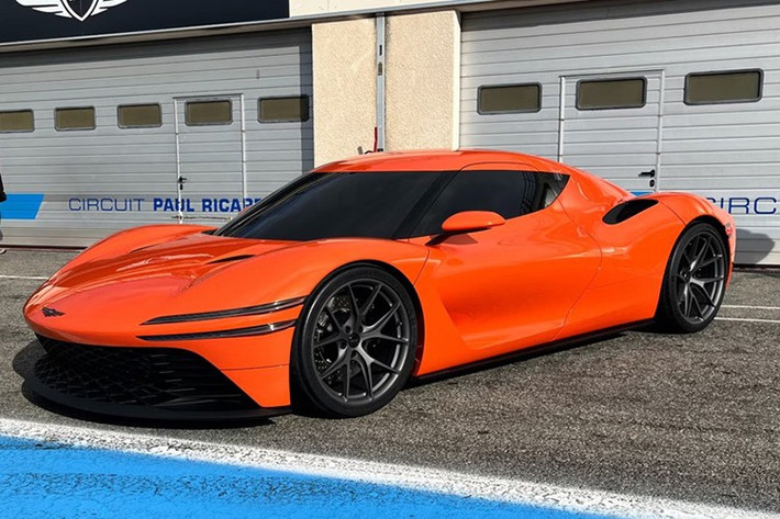 Genesis đã trình làng mẫu xe ý tưởng Magma GT nhân dịp kỷ niệm 10 năm thành lập và được quảng cáo là "vượt xa một nghiên cứu thiết kế". Được hình dung là "chiếc siêu xe thể thao thuần túy đầu tiên" của Genesis, Magma GT sở hữu phần đầu xe hình mũi cá mập đầy phong cách với bộ chia gió nổi bật.