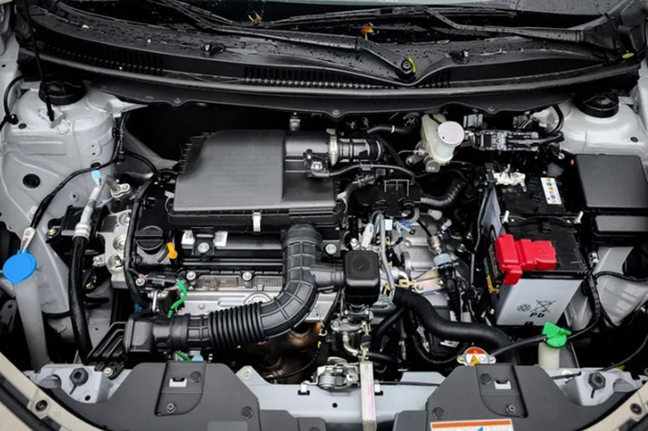 Về trang bị an toàn, phiên bản SGX được trang bị gói Suzuki Safety Support, bao gồm: kiểm soát hành trình thích ứng, đèn pha tự động, cảnh báo điểm mù, hỗ trợ phanh khẩn cấp (Dual Sensing Brake Support), cảnh báo và ngăn chệch làn, hỗ trợ giữ làn, cảnh báo phương tiện cắt ngang phía sau và cảnh báo mất tập trung.