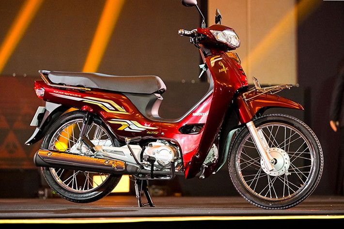 Xe sử dụng hộp số 4 hoặc 5 cấp tùy phiên bản, đạt tốc độ tối đa 90-100 km/h, tiêu thụ nhiên liệu chỉ 50-60 km/lít, đáp ứng tiêu chuẩn khí thải Euro 4. Hệ thống phanh đĩa trước, phanh tang trống sau và tùy chọn CBS đảm bảo an toàn tối đa trong mọi tình huống.