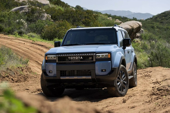 Toyota cho biết Land Cruiser 2026 sẽ bắt đầu xuất hiện tại các đại lý ở Mỹ từ cuối tháng này. Không chỉ ở thị trường Mỹ mà tại quê nhà Nhật Bản và nhiều quốc gia khác, trong đó có Việt Nam - mẫu xe này cũng bị tăng hoặc kênh giá khá nhiều nhưng vẫn khó đặt mua.