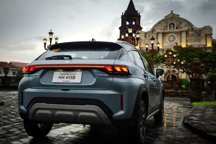 Suzuki Fronx 2026 cung cấp các tùy chọn màu Ice Grayish Blue Metallic Pearl, Magma Gray Metallic, Savannah Ivory Metallic, Snow White Pearl, đi kèm giá bán dao động từ 1.059.000 PHP đến 1.299.000 PHP (tương đương từ 489 triệu đến 600 triệu đồng).