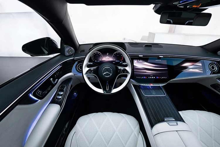 Bên trong khoang cabin, Mercedes-Maybach S-Class 2026 được định hướng trở thành một "phòng nghỉ di động" đúng nghĩa. Hệ thống màn hình siêu lớn Superscreen giờ đây sở hữu giao diện đồ họa riêng biệt cho dòng Maybach.
