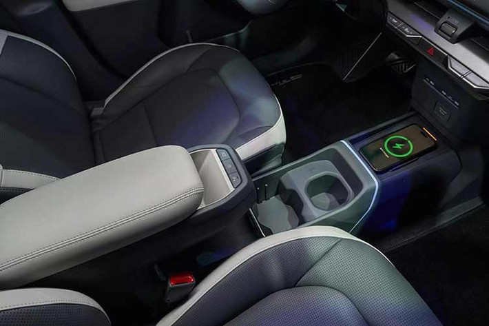 Trong khi đó, bản GT-Line có giá từ 36.890 Euro (khoảng 1,12 tỷ đồng) cho bản 5 chỗ với pin 61 kWh và mô-tơ điện mạnh 135 mã lực. Ở cấu hình 4 chỗ với cùng hệ truyền động, xe có giá cao nhất, lên đến 37.190 Euro (khoảng 1,13 tỷ đồng). Cả hai đều có phạm vi hoạt động 413 km theo công bố của nhà sản xuất.