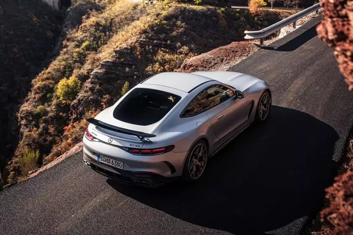 Các nhà thiết kế cũng đã tinh chỉnh các cánh gió dưới gầm xe và tấm ốp phanh để "tối ưu hóa luồng khí đến phanh, giúp tăng độ bền và ngăn nhiệt độ phanh quá cao". Tương tự nhiều mẫu xe thể thao khác, GT 63 cũng được trang bị hệ thống kiểm soát hành trình chủ động và đánh lái trục sau chủ động.