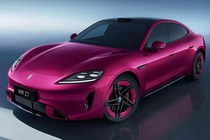 Trước đó, Xiaomi SU7 từng gây tranh cãi khi có thiết kế khá giống mẫu sedan điện của Porsche. Tuy nhiên, với Z7, nhiều ý kiến cho rằng mức độ tương đồng còn rõ ràng hơn. Từ nhiều góc nhìn, mẫu sedan điện này có thể khiến không ít người nhầm lẫn với Taycan, đặc biệt khi quan sát phần thân xe và đường nét tổng thể.