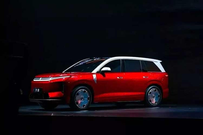 Với kích thước lớn, đương nhiên tân binh Tang SUV nhà BYD cũng mang trên mình nội thất vô cùng rộng rãi. Mẫu xe này được bố trí 7 chỗ ngồi theo cấu hình 2+2+3 với 2 ghế thương gia ở hàng ghế giữa. Trong khi đó, khoang hành lý có dung tích tiêu chuẩn 252 lít.