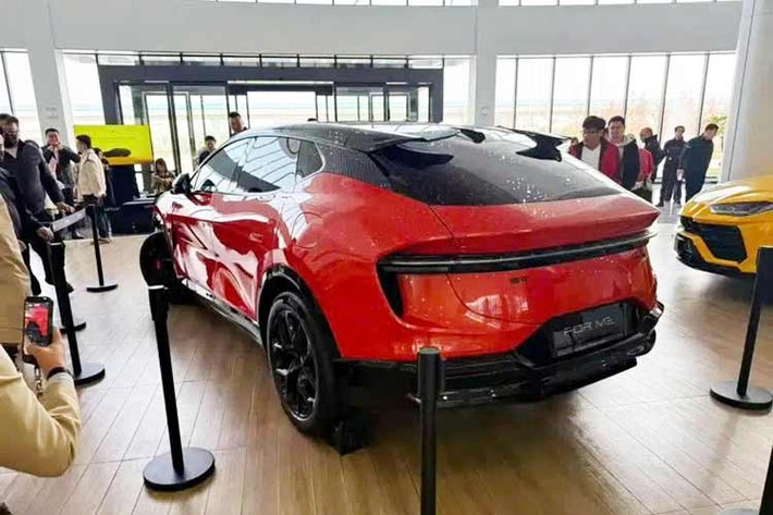 Lotus cho biết mẫu For Me sẽ được bán tại Trung Quốc vào cuối tháng 3 này. Tiếp theo là châu Âu vào giữa năm 2026, sau đó là Bắc Mỹ, Trung Đông, châu Á Thái Bình Dương và các thị trường khác trước cuối năm. Sự ra mắt của nó cũng trùng với thời điểm Lotus giới thiệu một tiêu chuẩn nội bộ mới có tên gọi Lotus Tuned Specification (LTS).