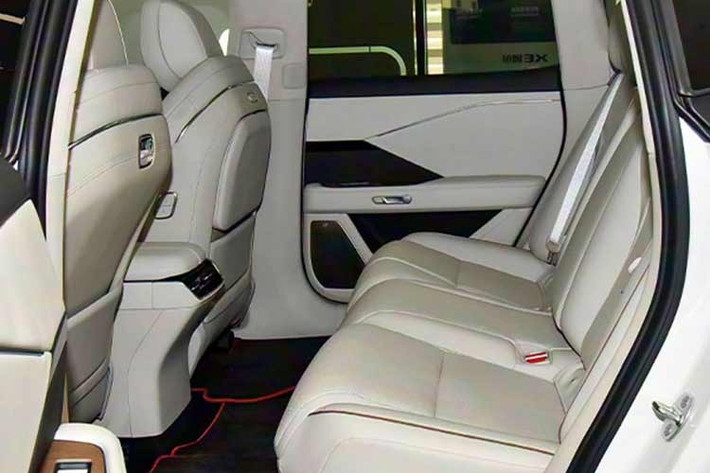 Hàng ghế trước được thiết kế theo tiêu chuẩn "không trọng lực", trong khi cả bốn vị trí ngồi đều tích hợp hệ thống massage 10 điểm, sưởi và thông gió. Sự tĩnh lặng bên trong khoang cabin được đảm bảo tuyệt đối nhờ lớp kính cách âm hai lớp trang bị cho tất cả các cửa.