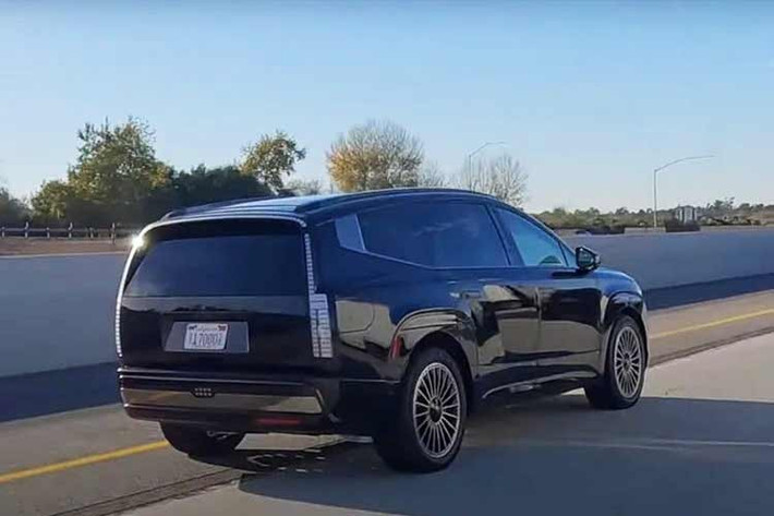 Điểm mới đáng chú ý trên mẫu SUV điện Hyundai IONIQ 9 2027 là gói thiết kế Black Ink, được cung cấp riêng cho phiên bản Calligraphy. Gói này hướng đến phong cách thiết kế đơn sắc với nhiều chi tiết màu đen nhằm tạo diện mạo mạnh mẽ và sang trọng hơn cho mẫu SUV điện cỡ lớn của Hyundai.