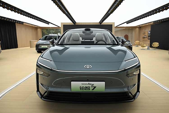 Về ngoại hình, phần đầu xe gây ấn tượng mạnh với dải đèn LED định vị ban ngày kéo dài toàn chiều rộng, tạo nên hiệu ứng thị giác "cá mập đầu búa" đầy uy lực. Sự kết hợp giữa hốc hút gió hình thang lớn và các khe gió khí động học hai bên không chỉ làm tăng vẻ thể thao mà còn tối ưu hóa luồng không khí khi vận hành.