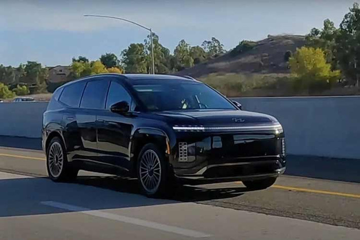 Trên IONIQ 9 2027 bản Black Ink, Hyundai tập trung bổ sung nhiều tiện nghi theo tiêu chuẩn dựa trên nhu cầu của khách hàng. Các chi tiết như ốp gầm, bộ mâm và logo đều được sơn đen, trong khi nội thất cũng sử dụng tông màu tối, giúp tăng thêm sự nổi bật cho tổng thể thiết kế.