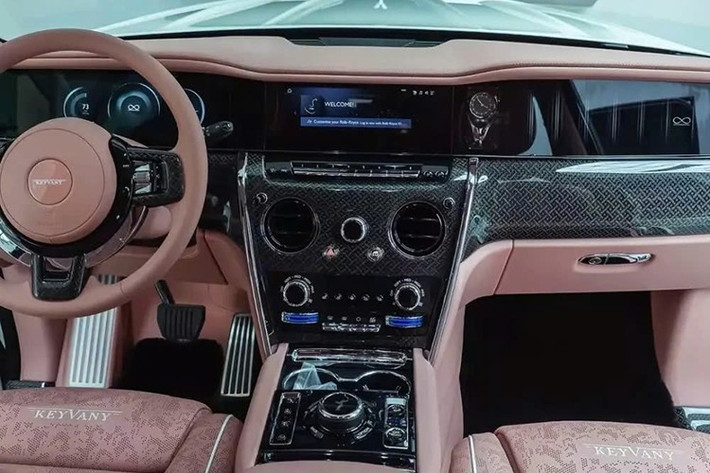 Phần đuôi xe mang hơi hướng thể thao tốc độ nhờ cụm đèn phanh phụ được gắn giữa bộ khuếch tán gió mới và cặp ống xả xếp chồng mà Keyvany cho là phù hợp. Cửa sau có một cánh gió nhỏ, và một cánh gió lớn hơn có thể được nhìn thấy phía trên kính chắn gió sau. Bộ mâm xe với lớp sơn trắng điểm xuyết một chút màu hồng tinh tế.