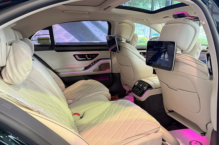Phiên bản Luxury của Mercedes-Benz S450 có ghế bọc da Nappa cao cấp, táp-lô và vô-lăng cũng bọc da Nappa. Hàng ghế thứ 2 có kính cách nhiệt tối màu, máy tính bảng kết hợp điều khiển MBUX, điều khiển bằng cử chỉ.