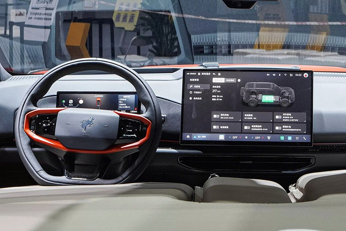 Khoang nội thất bên trong Ford Bronco Basecamp cũng rất khác so với Bronco và Bronco Sport thông thường. Xe được trang bị màn hình thông tin giải trí 15,6 inch, bảng đồng hồ kỹ thuật số và màn hình hiển thị thông tin kính lái HUD 70 inch.