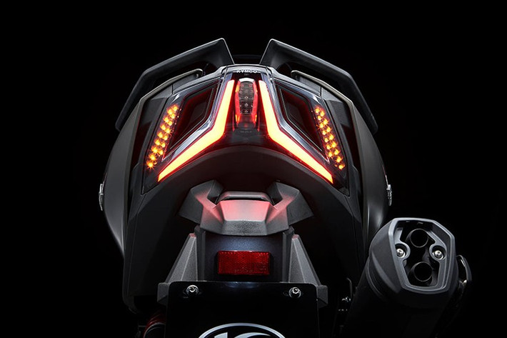 Khung gầm của xe tay ga Kymco AK550 2026 được hỗ trợ bởi phuộc ngược phía trước và giảm xóc monoshock phía sau có thể điều chỉnh tải trước, kết hợp với bánh xe 15 inch trước và sau, đi kèm lốp 120/70 và 160/60.