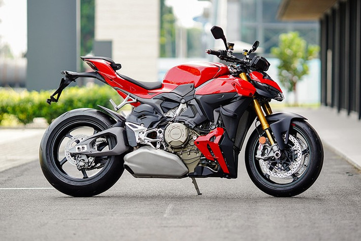 Ducati Streetfighter V4 S 2025 mới được phát triển dựa trên nền tảng của "người anh em" Panigale V4, nhưng hướng tới phong cách lái hoàn toàn khác. Hai mẫu xe vẫn dùng chung bộ khung, động cơ và nhiều hệ thống hỗ trợ hiện đại, tuy nhiên Streetfighter lại được tinh chỉnh để phù hợp di chuyển linh hoạt hơn.
