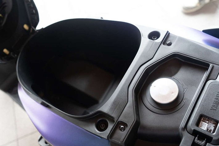 Dung tích bình xăng của Ego Gear Pro Hybrid là 5,1 lít, trong khi cốp dưới yên có dung tích 18,3 lít, đủ để chứa nhiều vật dụng cá nhân. Ngoài ra, xe còn có hai hộc nhỏ phía trước để đặt các đồ lặt vặt. Chiều cao yên được đặt ở mức 750 mm và trọng lượng xe là 95 kg.