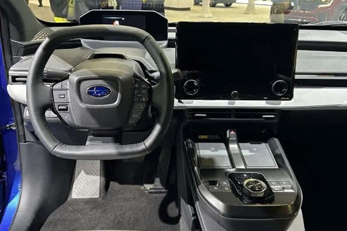 Khoang nội thất mang phong cách tối giản nhưng hiện đại, với cụm đồng hồ kỹ thuật số 7 inch và màn hình giải trí trung tâm 14 inch tương thích Apple CarPlay và Android Auto.