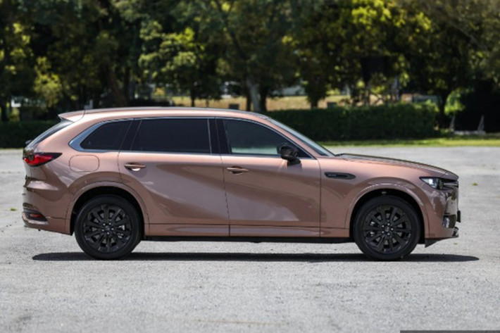 Mẫu SUV ba hàng ghế này là sản phẩm mới nhất trong dòng xe “Large Product” của Mazda, chia sẻ nền tảng Skyactiv Multi-Solution Scalable Architecture với người anh em hai hàng ghế CX-60. Mazda CX-80 sở hữu kích thước tổng thể dài 4.995 mm, rộng 1.890 mm và cao 1.705 mm, cùng chiều dài cơ sở 3.120 mm.