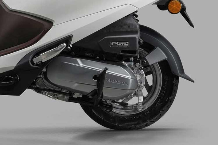 Xe sở hữu chiều cao yên lý tưởng chỉ 735mm, giúp người lái dễ dàng xoay xở trong phố đông. Xe được trang bị động cơ eSP dung tích 125cc, làm mát bằng gió cưỡng bức, công suất cực đại 9,4 mã lực tại tốc độ tua máy 7.750 vòng/phút và mô-men xoắn cực đại 10 Nm tại 5.750 vòng/phút.