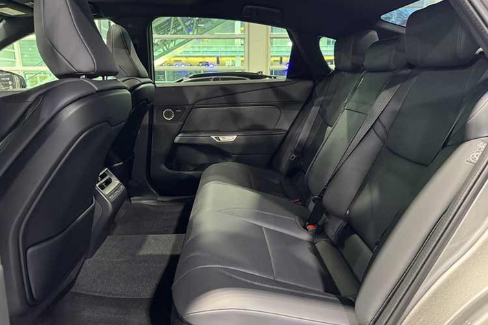 Thông tin ban đầu cho biết mẫu xe sedan hạng sang Lexus ES 2026 tại Việt Nam sẽ có 3 phiên bản, bao gồm 350h Premium Hybrid, 350h Luxury Hybrid và 500e. Trong đó, 2 phiên bản 350h đều là xe hybrid. Riêng bản 500e sẽ chạy hoàn toàn bằng điện và lần đầu tiên có mặt tại Việt Nam.