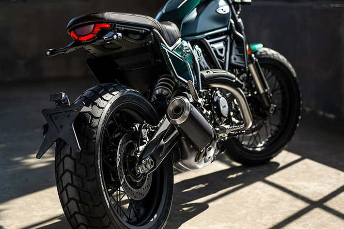 Ducati cho biết dòng xe Scrambler mới, bao gồm cả Nightshift, được hưởng lợi từ một loạt các sửa đổi khác không xác định, giúp giảm trọng lượng gần 8 kg, do đó giúp xe nhanh nhẹn hơn trên đường.