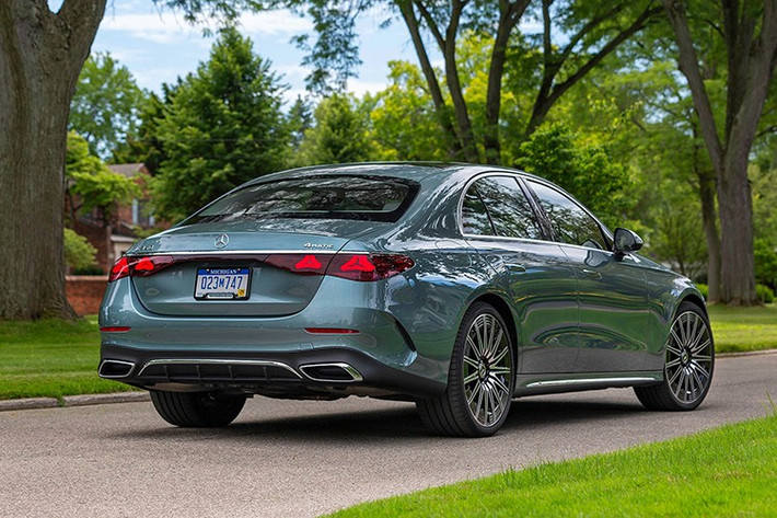 Trong hai ngày diễn ra, khách tham quan sẽ được chiêm ngưỡng E-Class mới cùng các hoạt động trải nghiệm “The E-volutions MiniShow”. Riêng buổi trình diễn thời trang ban đêm sẽ giới hạn cho khách mời đặc biệt.