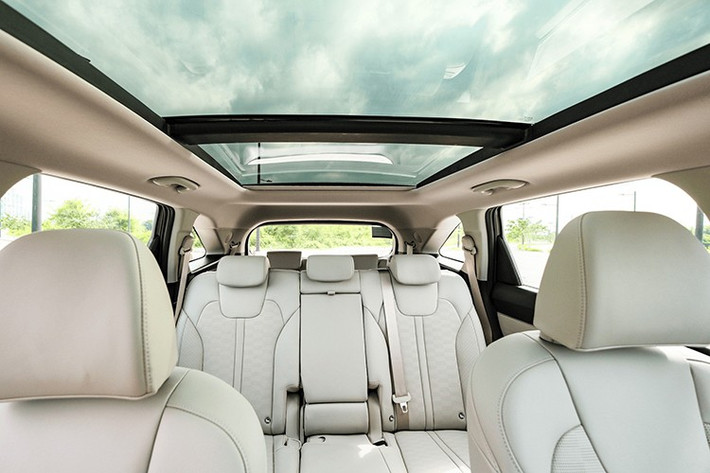 Ngoài ra, xe còn trang bị nhiều tiện ích hiện đại như cửa cốp điện tự động, màn hình HUD và hệ thống khóa kỹ thuật số Kia Digital Key 2. Phía đuôi xe cũng có sự thay đổi nhẹ với cụm đèn hậu LED hình dọc, lấy cảm hứng từ chòm sao. Bộ mâm hợp kim 20 inch cùng với các ốp gầm mới mang đến diện mạo thể thao và mạnh mẽ cho chiếc xe.