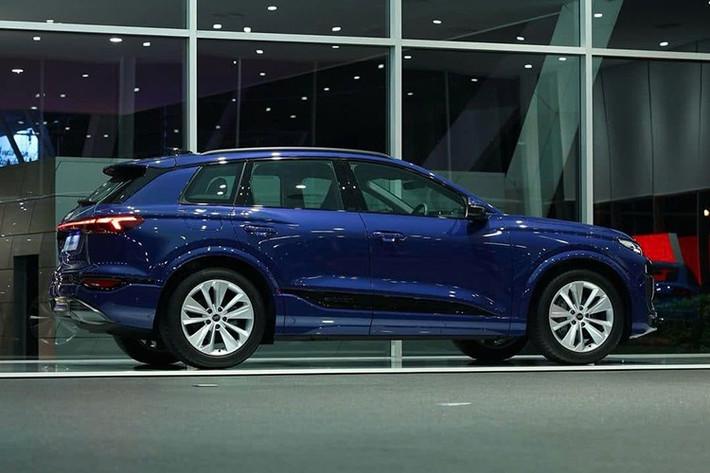 Audi Q6 e-tron 2025 mới dự kiến sẽ ra mắt thị trường Việt Nam trong tháng này. Theo một số nhân viên bán hàng của Audi, mẫu xe điện Q6 e-tron sẽ có giá bán chính hãng tại Việt Nam dự kiến là 3,1 tỷ đồng.