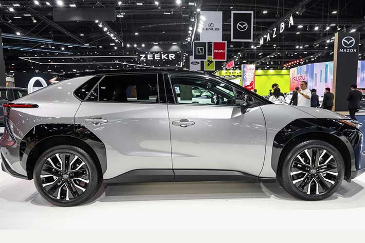 Toyota đặt mục tiêu tiêu thụ 6.000 chiếc bZ4X trong 12 tháng đầu tiên tại thị trường Thái Lan. Những khách hàng đã đặt trước sẽ được giảm giá 20.000 baht (khoảng 16,2 triệu đồng) và hưởng lãi suất ưu đãi 0,99%. Xe áp dụng chế độ bảo hành 5 năm hoặc 150.000 km cho toàn bộ xe, trong khi bộ pin cao áp được bảo hành 8 năm hoặc 160.000 km, thể hiện cam kết về độ bền của dòng xe điện.