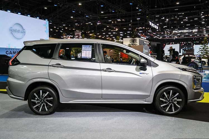 Về vận hành, Mitsubishi Xpander HEV 2026 mới sử dụng hệ truyền động hybrid kết hợp giữa động cơ xăng 1.6L hút khí tự nhiên cho công suất 95 mã lực và mô-tơ điện mạnh 116 PS, tạo ra mô-men xoắn lên tới 255 Nm.