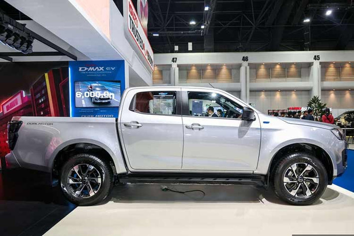 Như thông tin đã đưa, Isuzu D-Max EV vốn là phiên bản thương mại của mẫu xe concept đã trình làng vào năm 2024. So với bản máy dầu thông thường, mẫu xe bán tải thuần điện này sở hữu thiết kế không quá khác biệt.