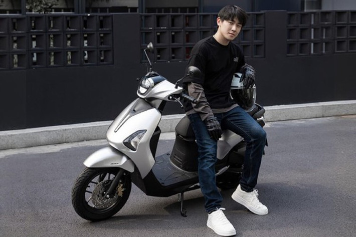 Về trang bị tiện ích, xe nổi bật với màn hình LCD kỹ thuật số, hỗ trợ kết nối với điện thoại thông minh qua ứng dụng WI Link. Tính năng này không chỉ phục vụ nhu cầu cơ bản như thông báo cuộc gọi...