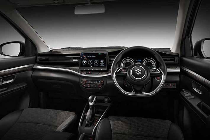 Khoang cabin giữ nguyên cấu hình 7 chỗ ngồi với 3 hàng ghế. Ghế ngồi bọc vải phối da, ghế lái chỉnh tay 6 hướng. Các hàng ghế thứ hai và ba có thể gập linh hoạt, hỗ trợ trượt/ngả, tối ưu không gian chứa đồ từ 550 đến 803 lít khi gập hàng ghế cuối.