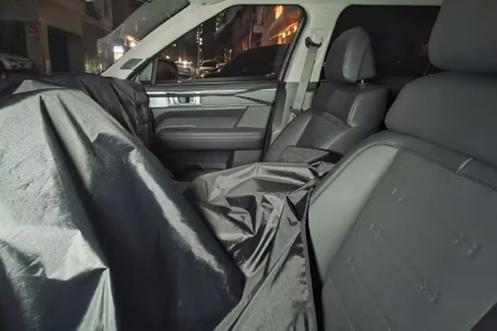 Bộ mâm xe trong ảnh dựng khớp hoàn toàn với nguyên mẫu từng xuất hiện gần đây, cho thấy độ chính xác cao của bản phác thảo. Dự kiến, nội thất của SantaFe 2027 cũng sẽ được tinh chỉnh nhưng sẽ chủ yếu nâng cấp về công nghệ.