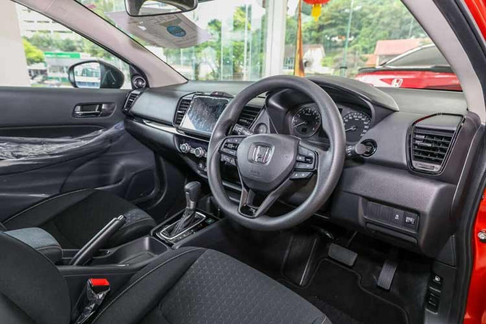 Về nội thất và trang bị, City Hatchback tại các thị trường như Thái Lan có nhiều nét tương đồng với bản sedan nhưng được tinh chỉnh để tăng tính thể thao. Xe sở hữu khoang lái phối màu đỏ - đen, ghế ngồi ôm sát và màn hình trung tâm 8 inch tích hợp đa dạng kết nối.