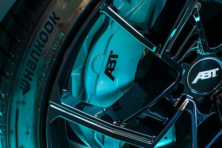 Thoạt nhìn, điều này có vẻ như là sự so sánh giữa Audi RS Q8 và ba phiên bản của Lamborghini Urus, nhưng thực chất không phải vậy. Trên thực tế, chúng tôi muốn làm nổi bật những điểm khác biệt giữa các mẫu xe này trước khi chuyển sang chiếc Audi RS Q8 trong bài viết này, có tên gọi là RSQ8-LE.