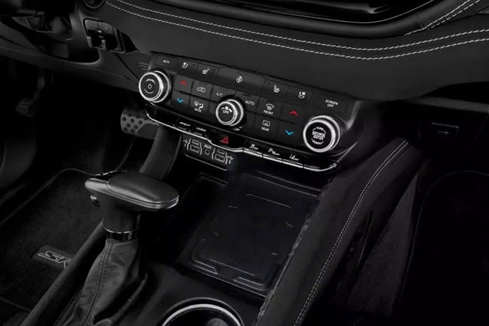 Bạn đang thắc mắc chiếc xe này có giá bao nhiêu? Ở cấu hình tiêu chuẩn, Dodge Durango SRT Hellcat sẽ có giá lên tới 80.590 đô la (khoảng hơn 2,1 tỷ đồng), hoặc 81.585 đô la (tương đương 2,17 tỷ đồng) nếu chọn phiên bản Jailbreak.