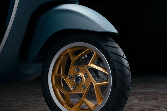 Mặc dù không có hệ thống chống bó cứng phanh (ABS) kênh đôi như Honda SH, nhưng phiên bản này vẫn được trang bị ABS ở bánh trước, giúp người dùng yên tâm hơn khi phanh gấp.