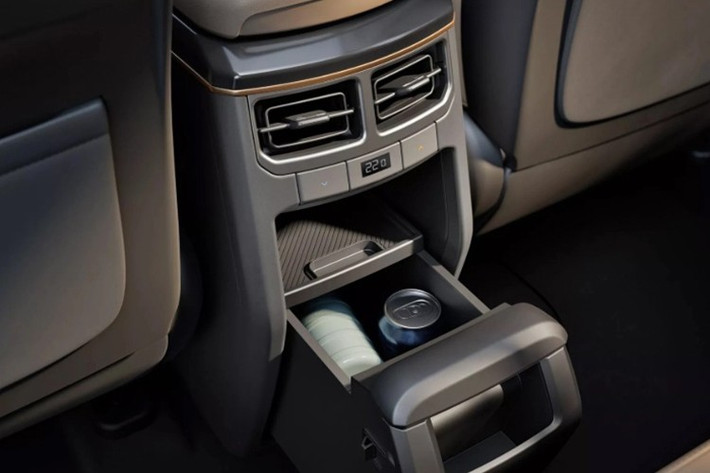 Ngoài ra, hàng ghế sau cũng được trang bị màn hình điều khiển riêng cho hệ thống điều hòa ba vùng, mang đến trải nghiệm tiện nghi hơn cho hành khách.