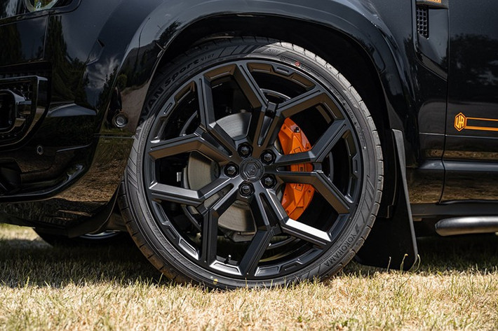 Dựa trên phiên bản mui trần Valiance giới hạn của Heritage Customs, chiếc Defender này được nâng tầm với gói thiết kế ngoại thất Widetrack và nội thất bọc da Hermes Orange, ghế trước Recaro, cùng bảng điều khiển Heritage Series tùy chỉnh. Với 5 chỗ ngồi, mui gấp điện và khả năng off-road huyền thoại của Land Rover...