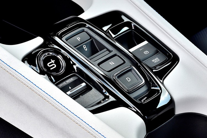 Đi kèm với động cơ là hộp số e-CVT mô phỏng 8 cấp thông qua hệ thống Honda S+ Shift. Xe tích hợp Active Sound Control (ASC) và nhiều chế độ lái khác nhau, bao gồm: Comfort, Sport, GT và Individual.