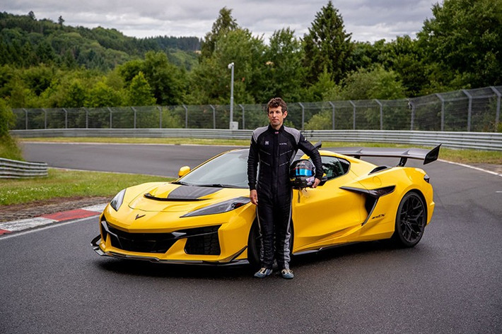 Những thay đổi duy nhất được thực hiện trên các phiên bản này nằm ở trang bị an toàn, bắt đầu với vành chống lật và ghế đua kín hoàn toàn. Danh sách tiếp tục với dây đai an toàn 6 điểm và bình chữa cháy để tăng thêm sự an tâm.